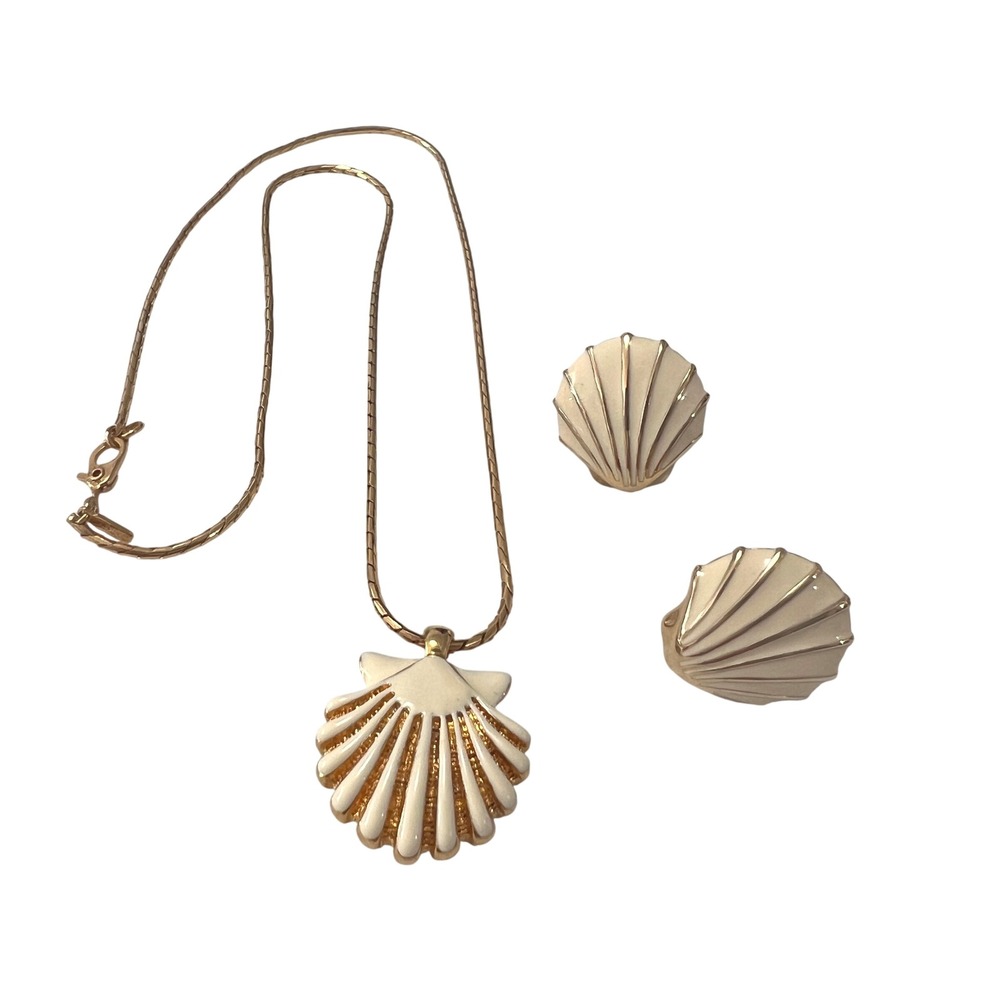 Vintage Monet Jewelry Set Women Cream Gold Shell Necklace & Stud Earrings Beach
